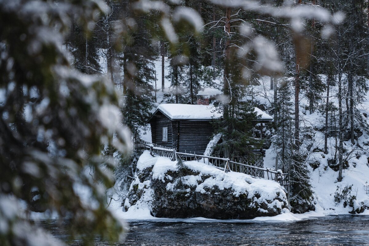 Vanha hirsimökki järven rannalla
