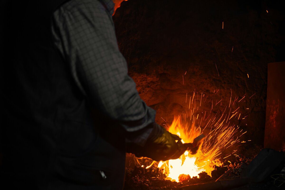 Puukon valmistusta pajassa